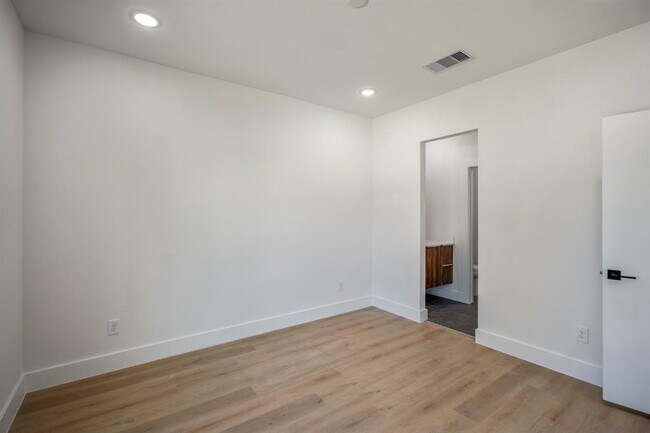 Building Photo - 10728 Twin Oak Dr