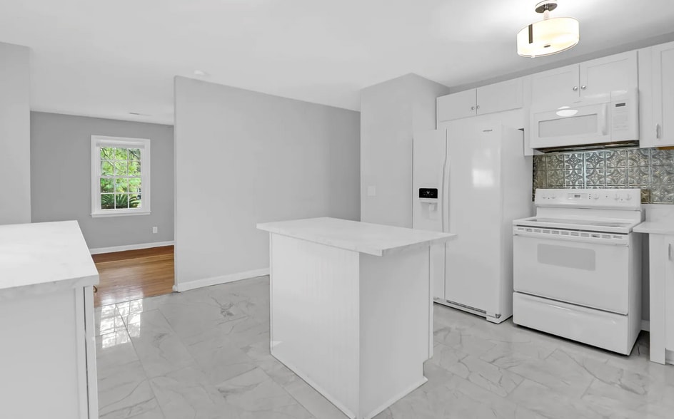 Building Photo - 1203 Happyland Blvd
