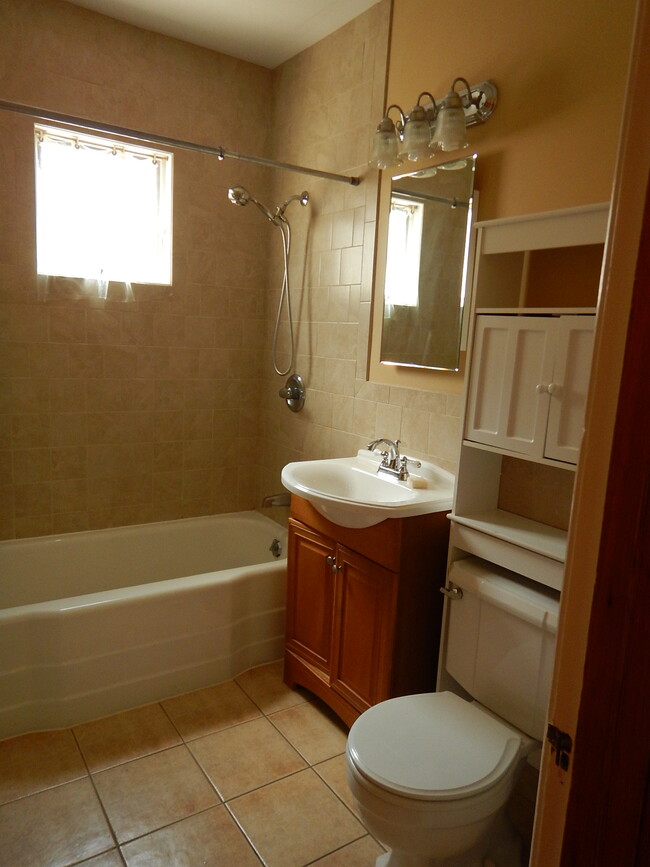 Bathroom - 51 Quaker Ln S