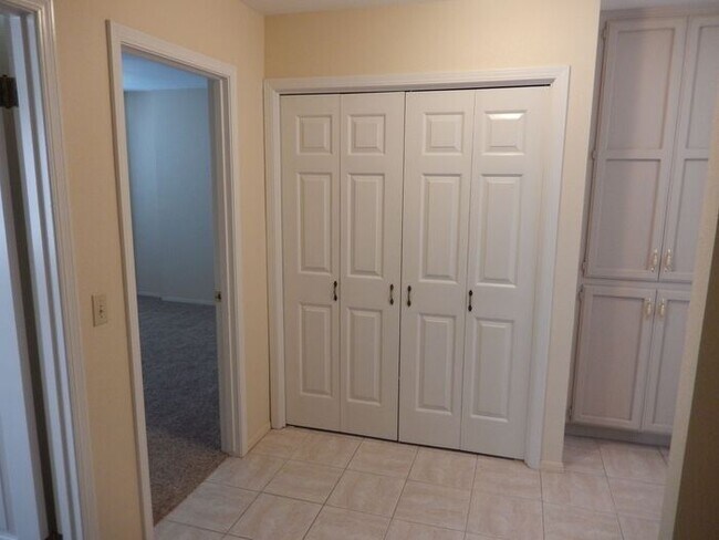 Building Photo - 147 Searidge Ct