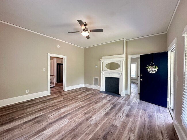 Building Photo - Beautifully Renovated 2 Bedroom 1 Bathroom...