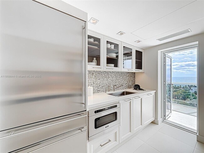 Building Photo - 2715 N Ocean Blvd