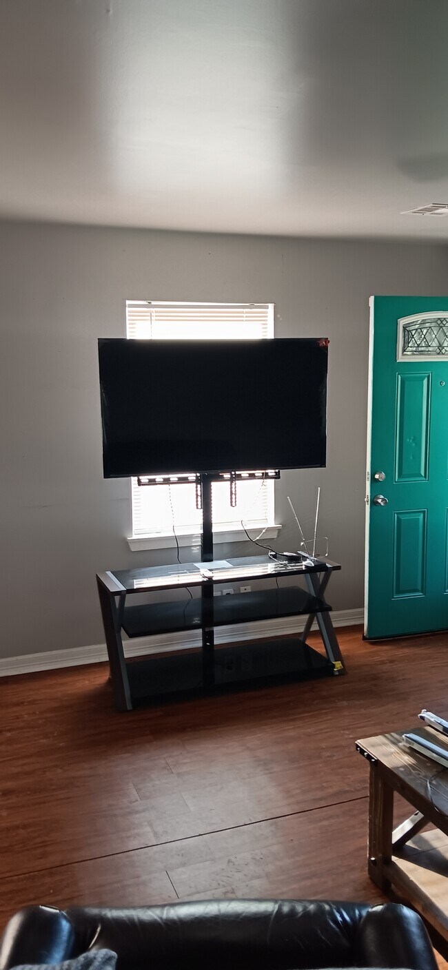 Building Photo - 548 E Woodrow St