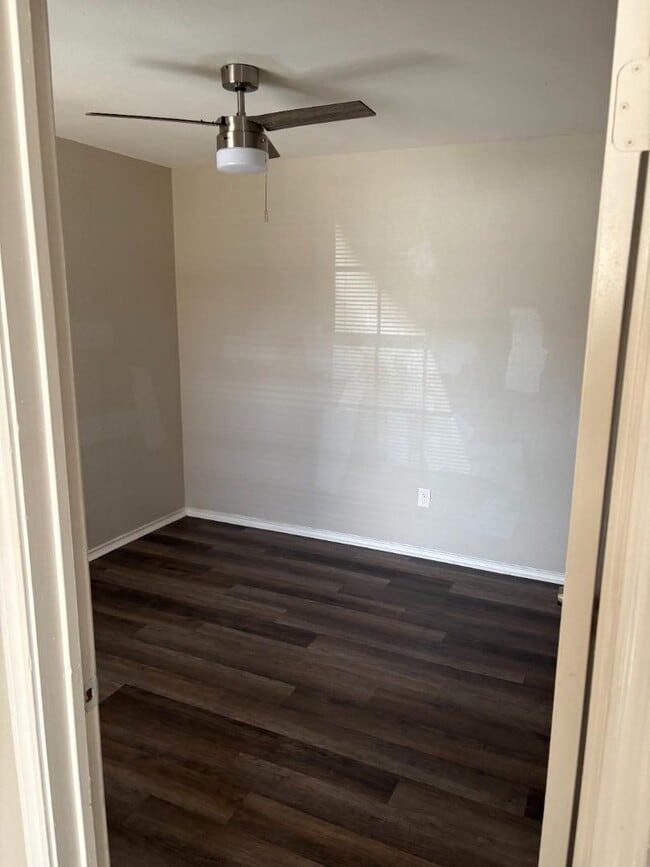 Building Photo - 1733 Crest Grove Dr