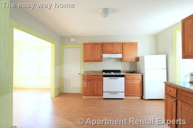 Building Photo - 569 Main St