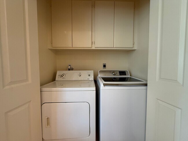 Building Photo - Comfortable 2BD/2BA Townhome in Carmel Mountain Ranch with Community Pool, Attached Garage & In-U...