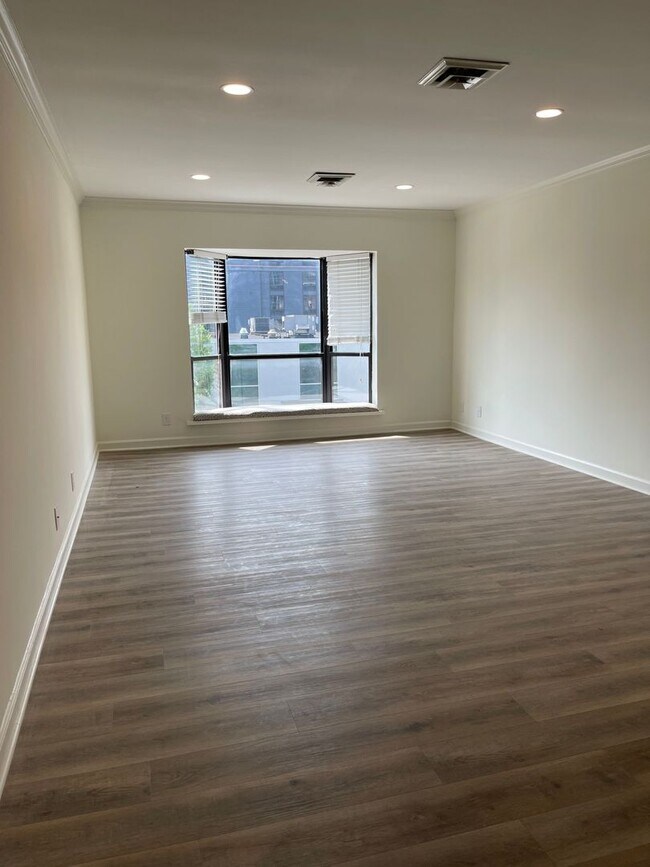 Building Photo - Spacious Renovated 3-Bedroom Condo Near UT...