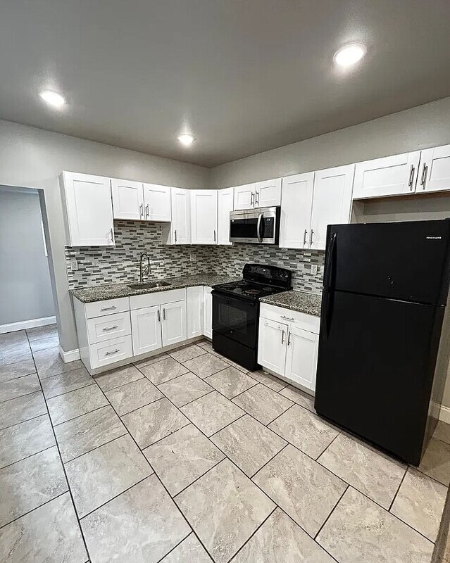 Building Photo - 5703 Delancey St