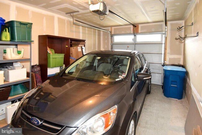 Building Photo - 4-Level Furnished townhome!