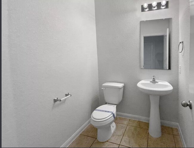 powder bath - 20000 Woodrow Wilson St