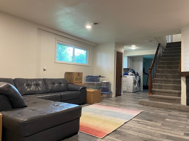 Building Photo - 1721 N High Point Rd