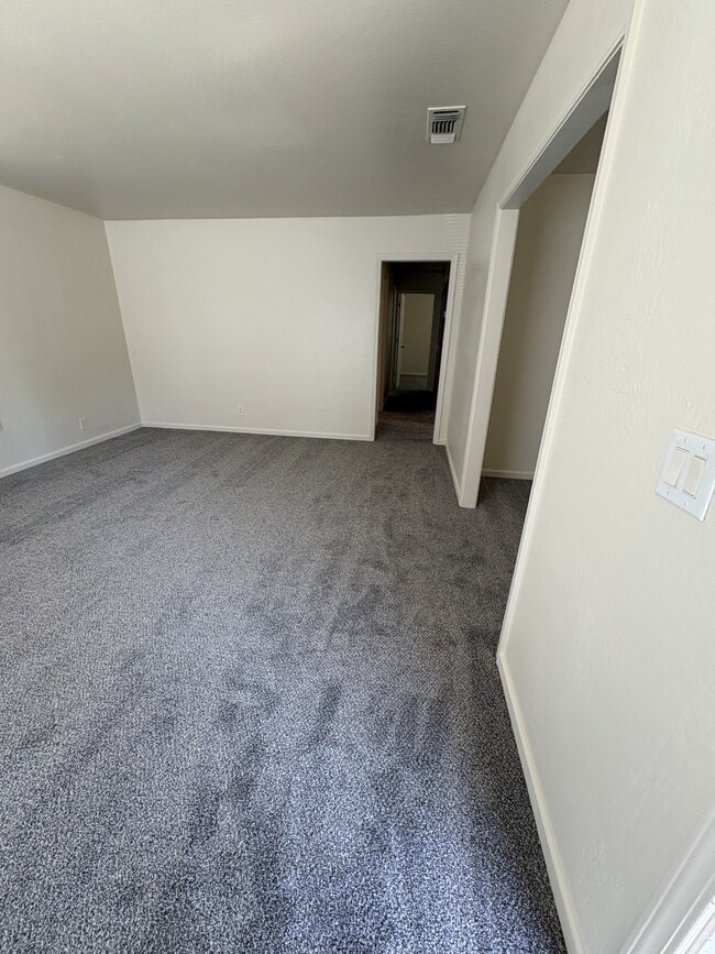 Building Photo - 401 Ainsley Ave