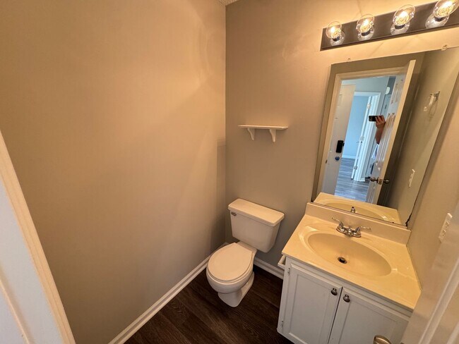 Building Photo - Gorgeous Three Bedroom Home!