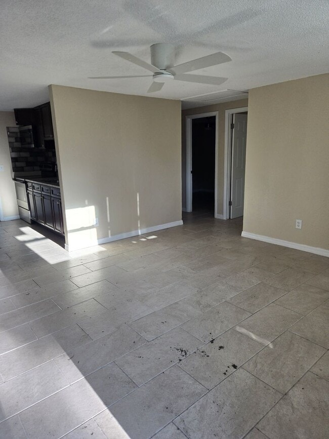 Building Photo - 2 BEDROOM 1 BATH NEAR USF