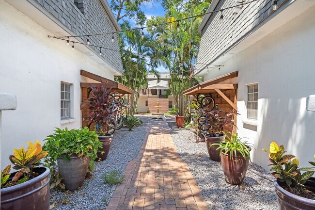 Building Photo - 2402 W Cleveland St