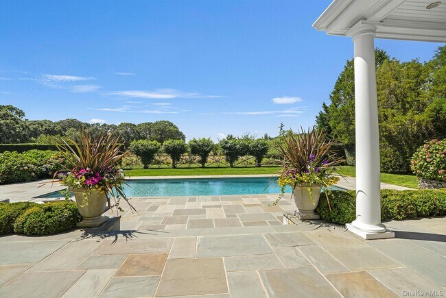 Building Photo - 10 Horse Meadow Ln