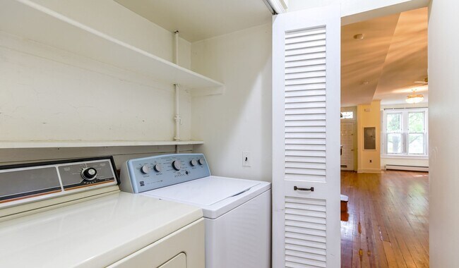 Building Photo - Classic Capitol End-Unit Hill Rowhome