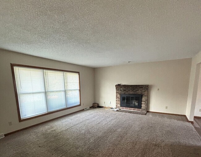 Building Photo - 3 Bed/ 1.5 bath Duplex for rent in desirable Waterloo location!