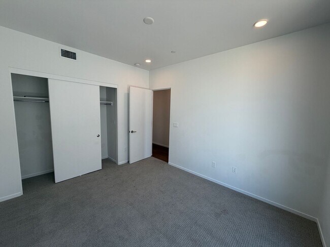 Building Photo - 2419 Binnen Ln