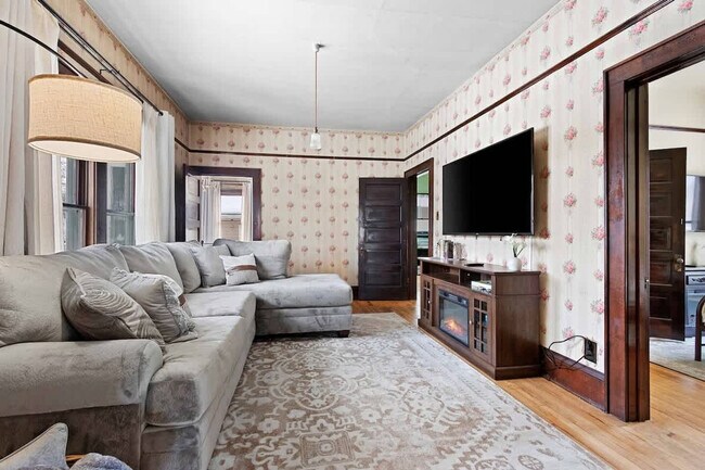 Building Photo - 100 W Main St