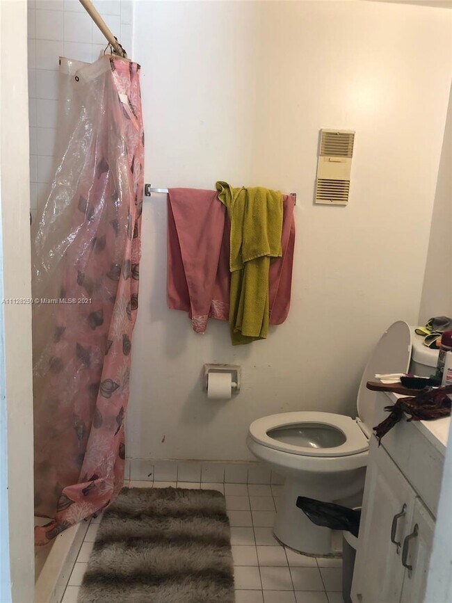 Building Photo - 852 NE 209th St