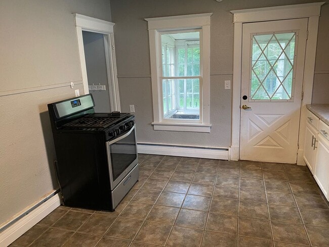 Building Photo - 3 bed 1 bath single family home in Rhinela...