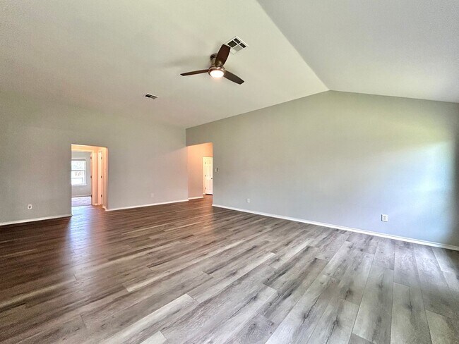 Building Photo - Spacious 4/BR 3/BA One-Level Home with Lar...