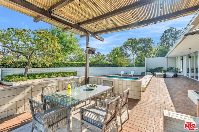 Building Photo - 802 N Crescent Dr