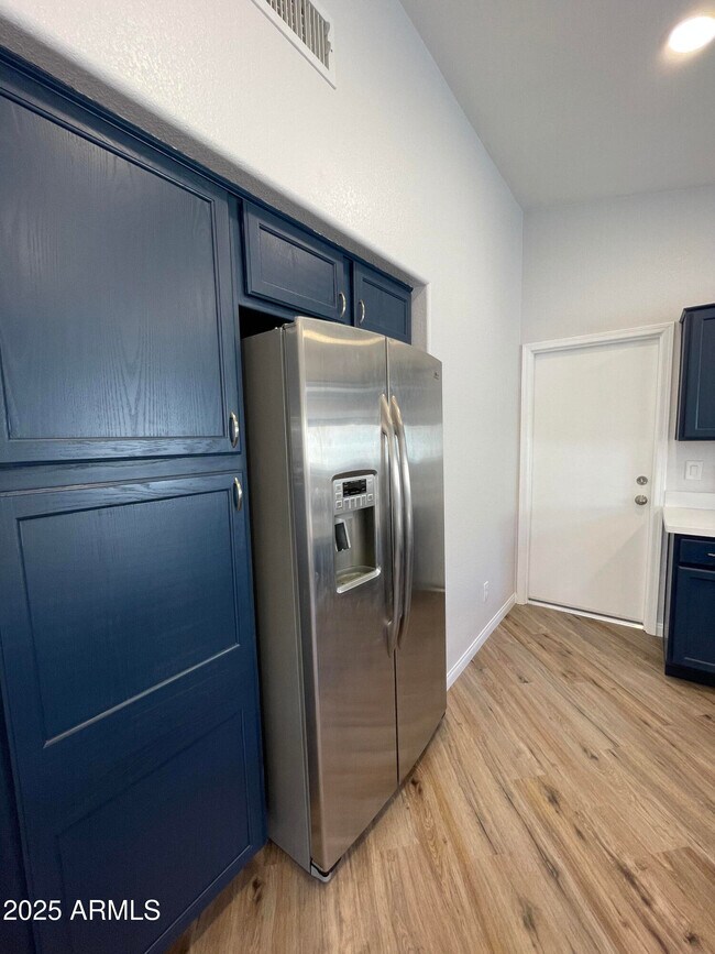 Building Photo - 841 E Lovegrass Dr