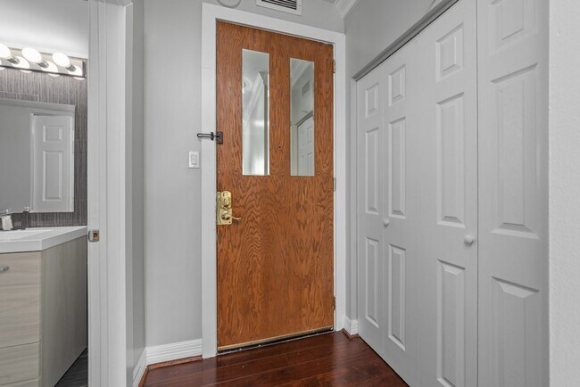 Building Photo - 5150 Hidalgo St