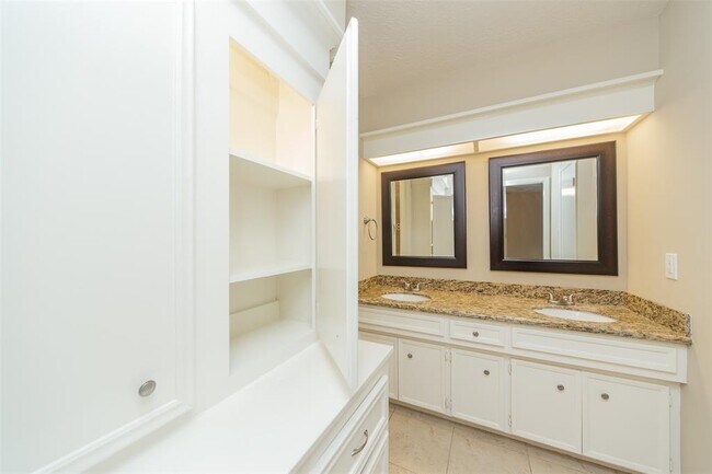 Building Photo - 11407 Briar Rose Dr
