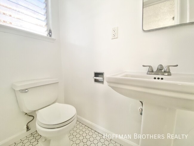 Building Photo - 1162 N Orange Grove Ave