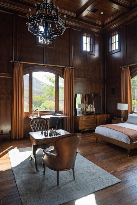 Building Photo - 18000 Sunset Point