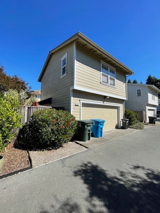 Building Photo - 647 McGinnis Cir