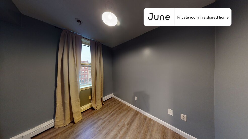 Building Photo - Private bedroom in 3 bed/1 bath Home