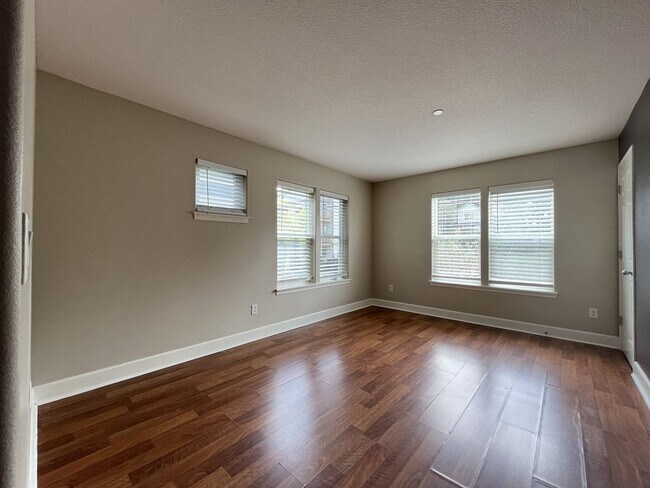 Building Photo - Incredible SE Hazelwood 2 Bedroom + 1 Bathroom Condo w/ included Garage and Washer & Dryer!!