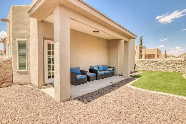 Building Photo - Beautiful 3 bed-2 baths with Casa Club/Gym...
