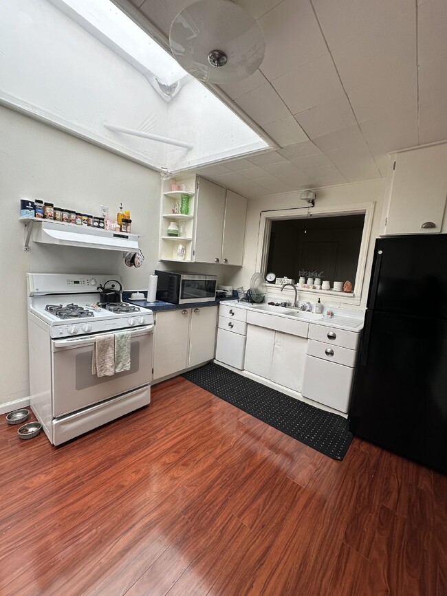 Building Photo - 3 Bed 1 Bath overlooking historic Grand Av...