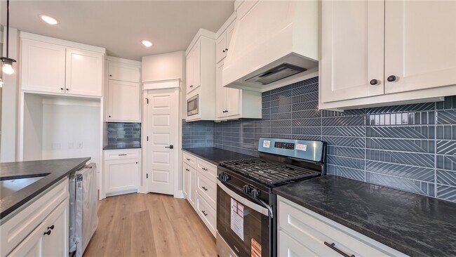 Building Photo - 308 White Oak St