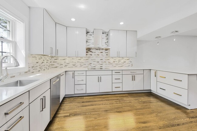 Building Photo - Fabulous Townhouse in Kenwood Forest II - ...
