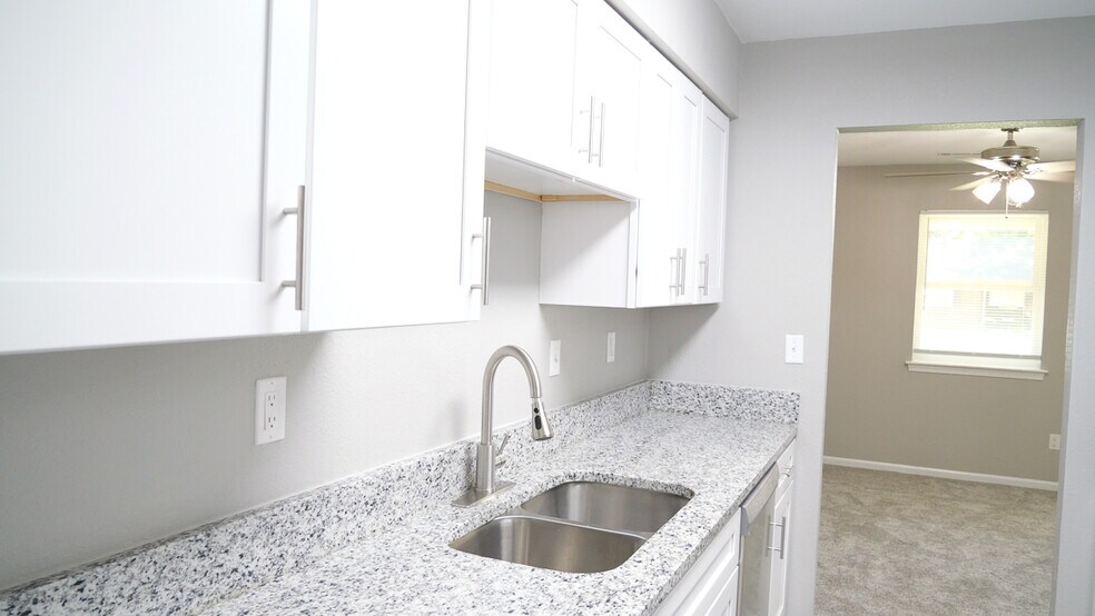 Building Photo - 6021 Camellia Dr