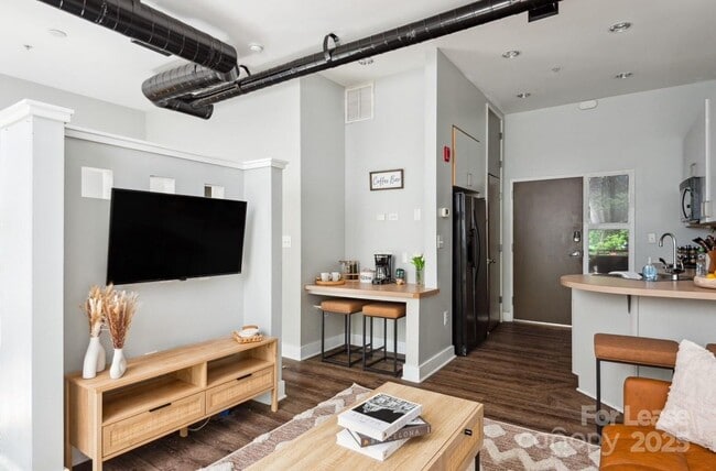 Building Photo - 514 W 10th St