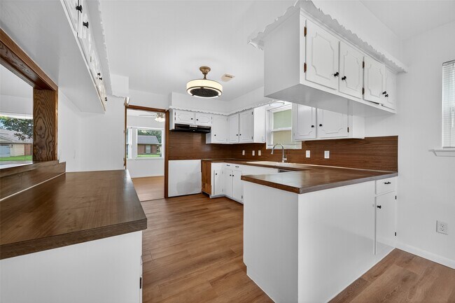 Building Photo - 8210 Edgemoor Dr