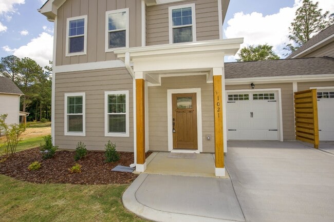 Building Photo - "Luxurious 3-Bed Townhouse with Granite Countertops on Juniper Lake Road!"