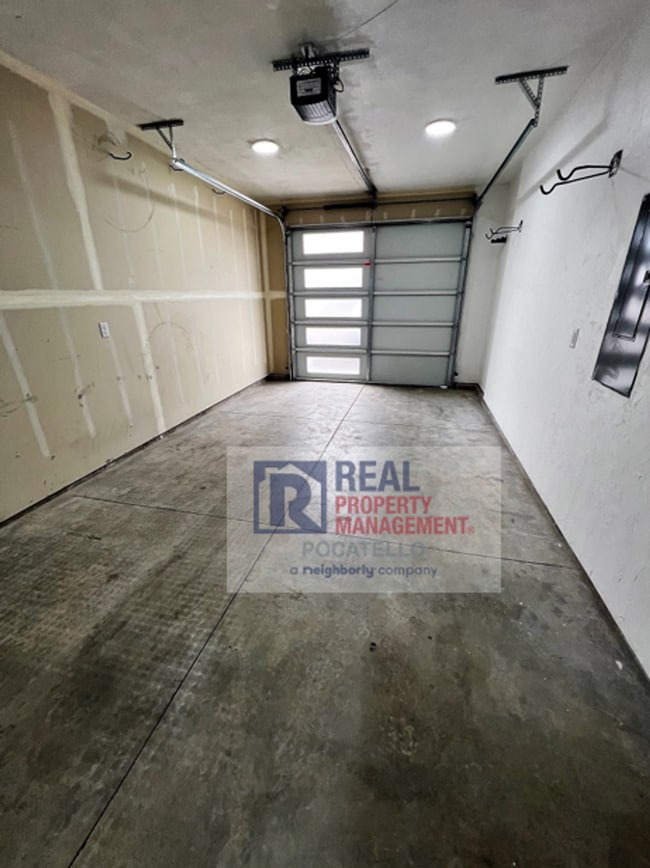 Building Photo - 3 Bedroom 2.5 Bathroom Town Home - 1 Car G...