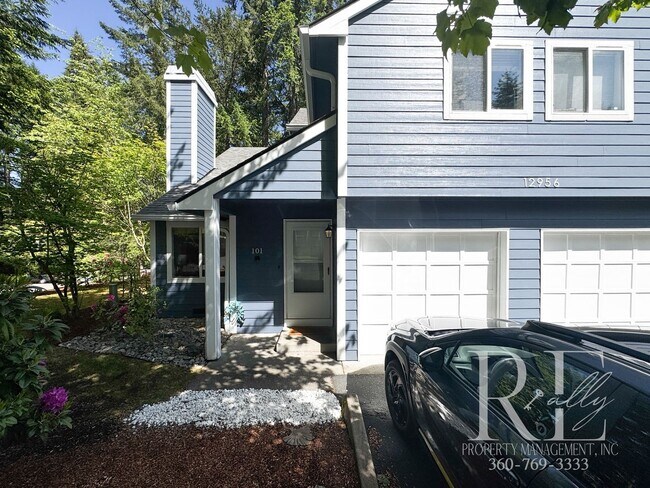 Building Photo - Townhome Convenience with the Feel of a Private Home