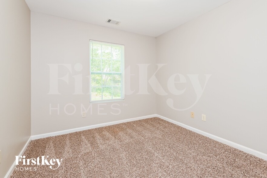 Building Photo - 380 Pine Tree Dr