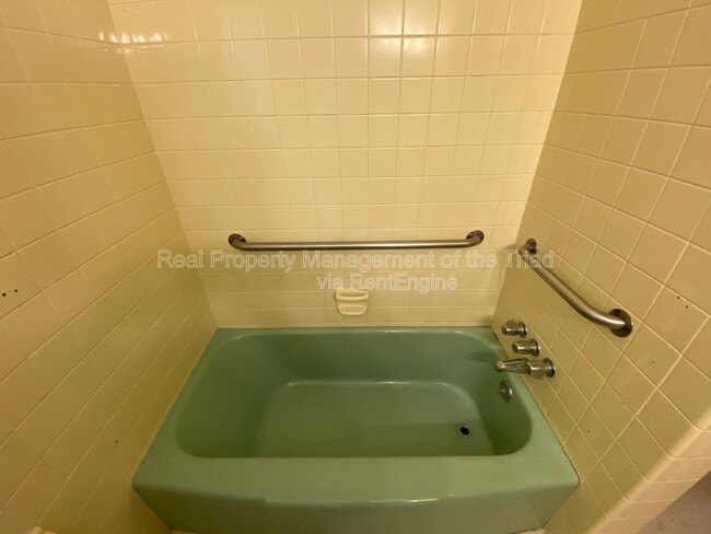 Building Photo - 926 Hilltop Blvd