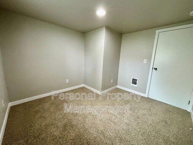 Building Photo - 525 NW 10th Ave