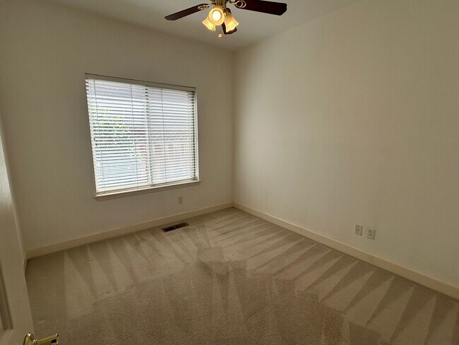 Building Photo - Great location! Beautiful 3 Bedroom Home